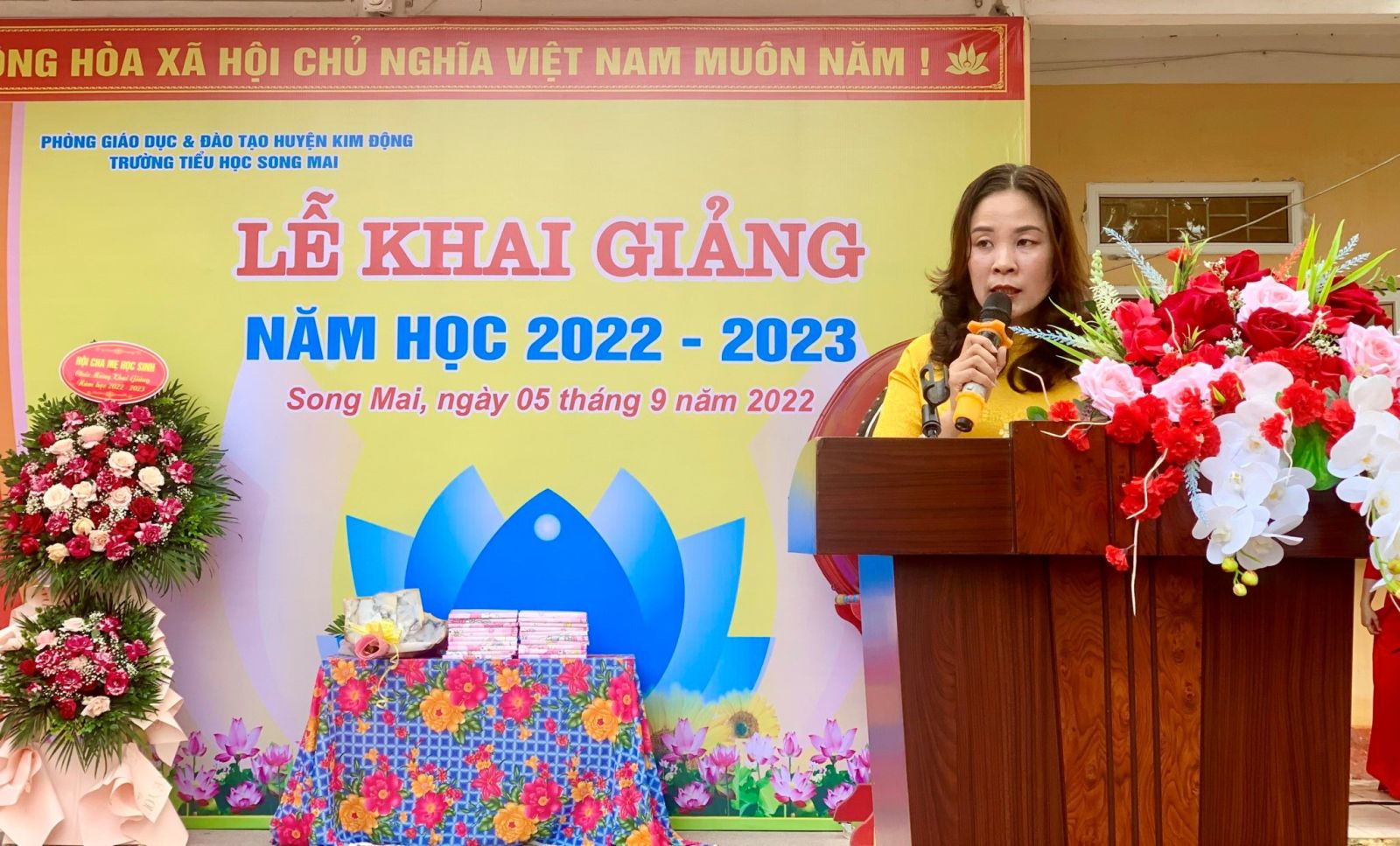 Cô Bùi Thị Thanh Bình - Phó Hiệu trưởng nhà trường - đọc thư của Chủ tịch nước